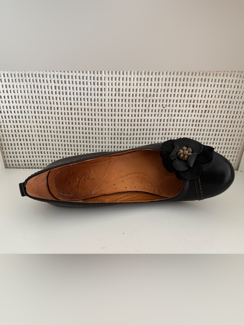 Naya Black Leather Flower Accent Pumps - Sz 8-1/2 - Like New - Picture 7 of 9